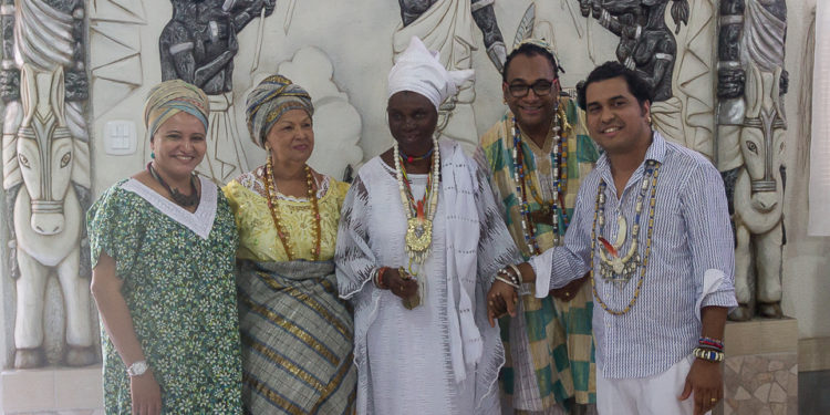 Princesa africana visita Lauro de Freitas e recebe título no Ilê Oba Lokê